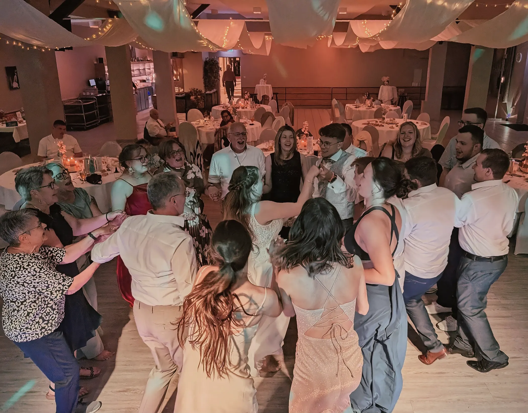 Hochzeits-DJ und volle Tanzfläche in Südniedersachsen