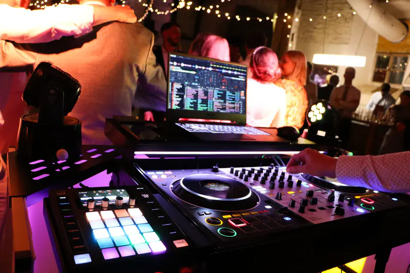 Hochzeits DJ für perfekte Party Musik