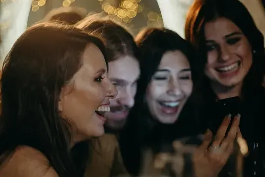 Partygäste in Event-Location