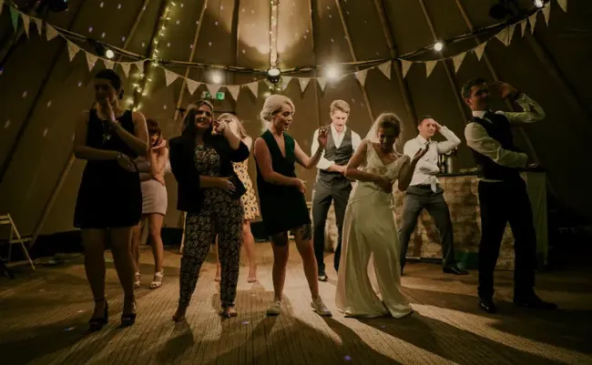 Tanzen mit Freunden auf Party