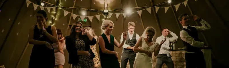 Tanzen mit Freunden auf Party