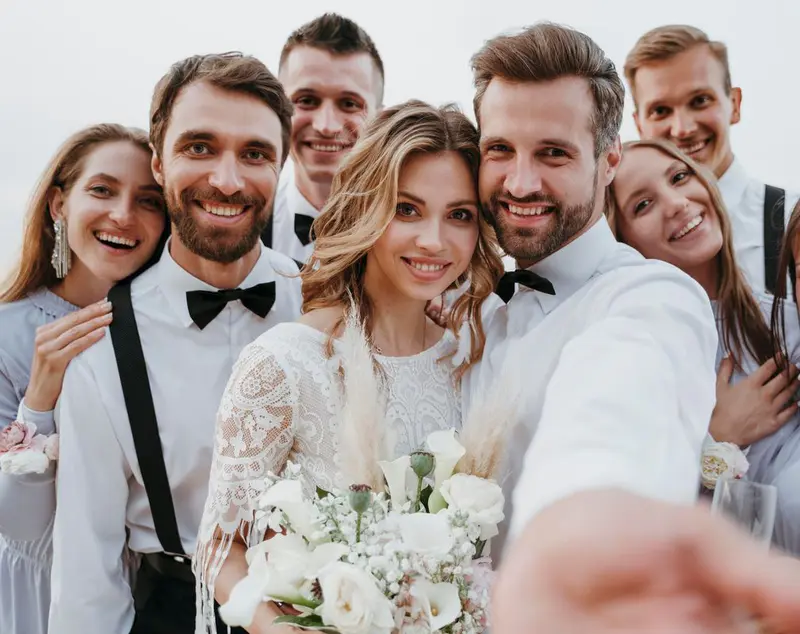 Hochzeitsgesellschaft mit Hochzeitsfotograf