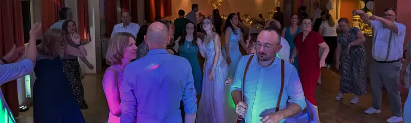 Tanzen und feiern auf Party in Südniedersachsen
