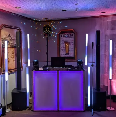 Event-DJ mit hochwertigem Equipment