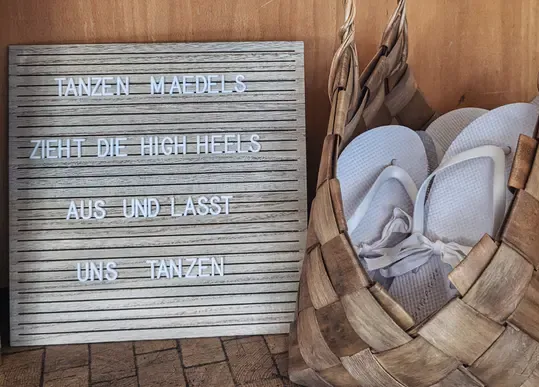 Tanzen ohne High-Heels auf Party