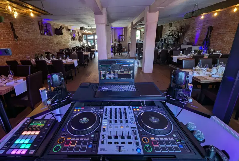 Stilvolles Ambiente mit Hochzeits-DJ