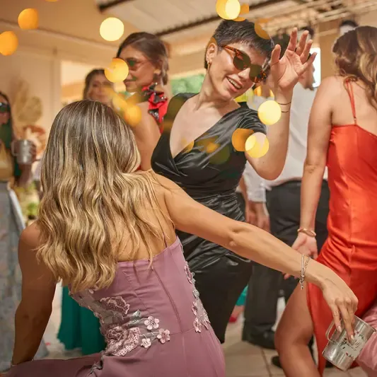 Tanzende Frauen auf Party mit Event-DJ