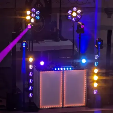 Event-DJ für Firmenfeier mit hochwertiger Technik