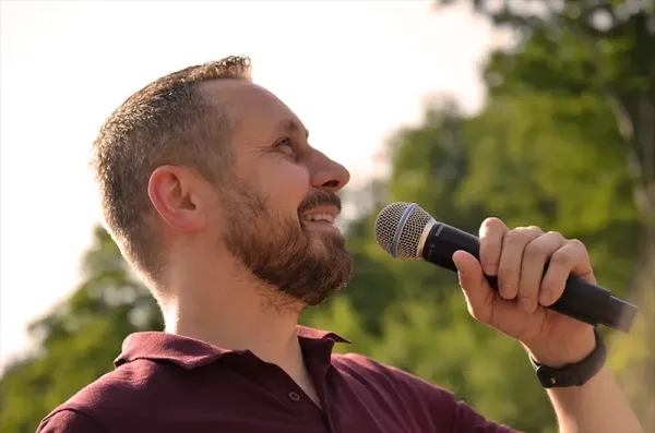 Hochzeits-DJ Andre Henze Mikrofon Moderation