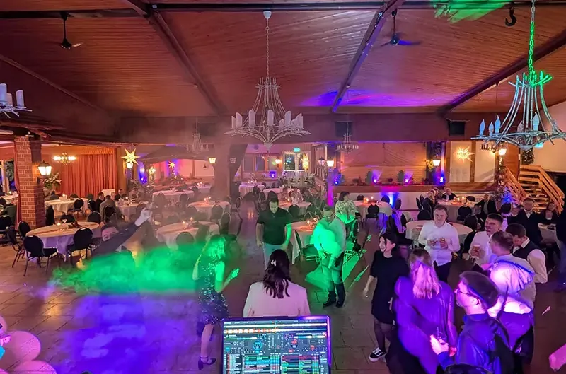 Tanzende Gäste in Traupes Tenne bei Bad Gandersheim