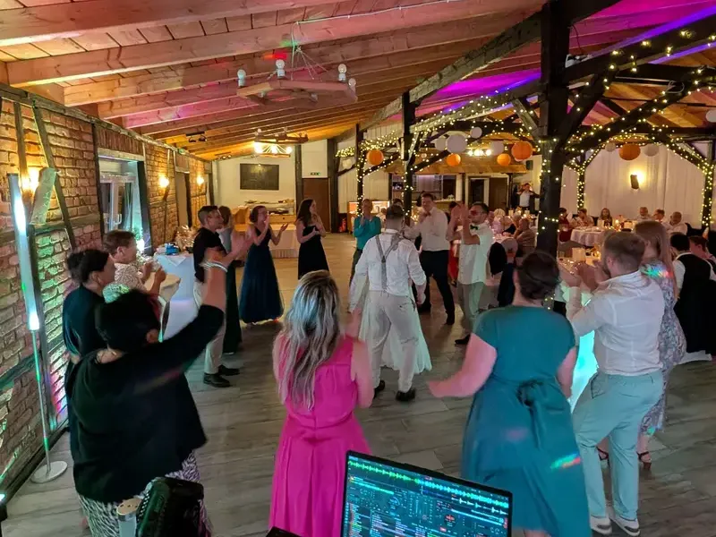 DJ für Hochzeit mit Hochzeitspaar auf Dancefloor