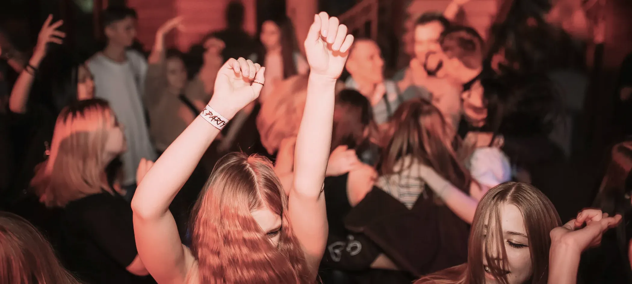 Tanzende Gäste auf Party