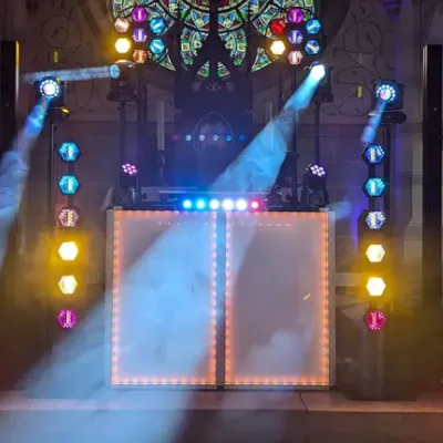 DJ für Feiern und Partys mit moderner Lichtshow