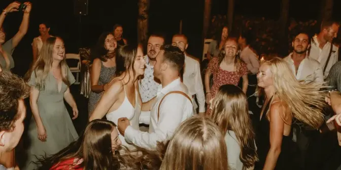 Outdoor Garten Hochzeitsfeier mit DJ