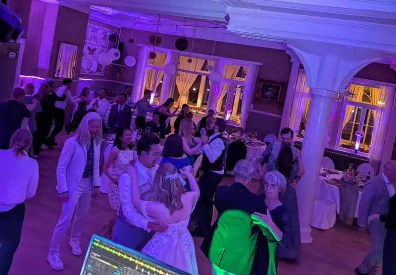 Tanzende Gäste im Hildesheimer Haus