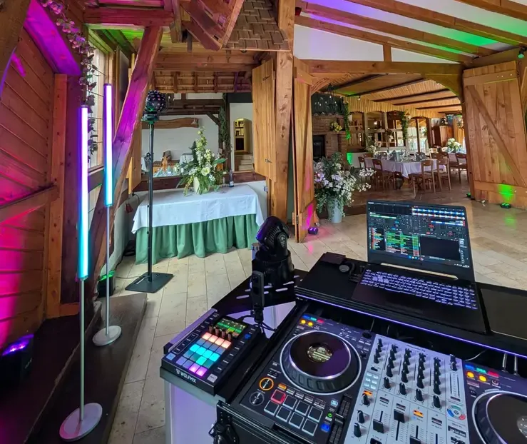 DJ-Setup in der Traupes Tenne Harriehausen