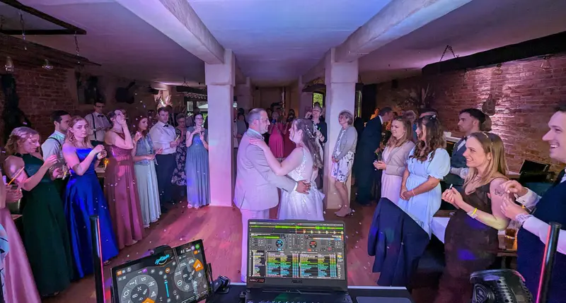Brautpaar auf Tanzfläche zum Hochzeitstanz