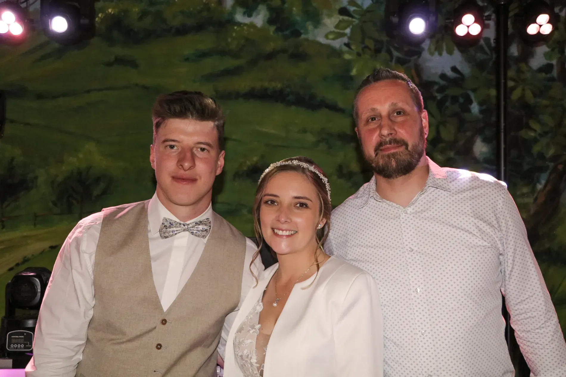 DJ mit Brautpaar auf Hochzeit Party Tanzfläche