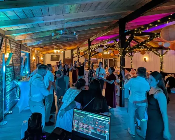 Volle Tanzfläche mit DJ für Hochzeit