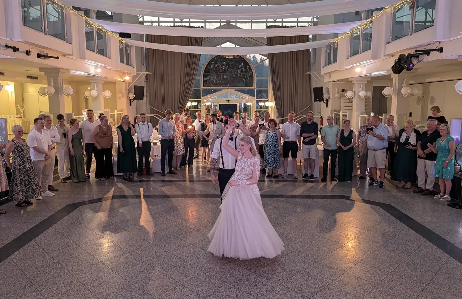 Brautpaar auf Tanzfläche zum Hochzeitstanz